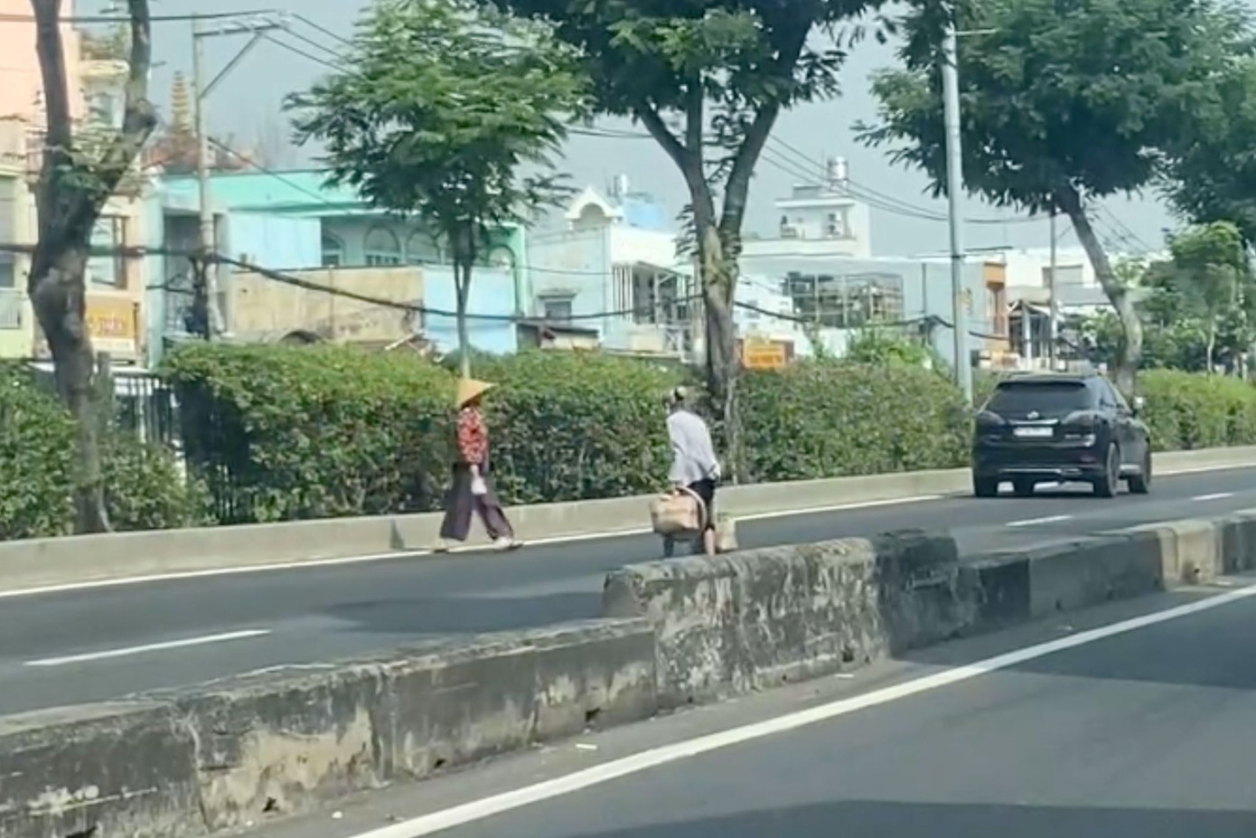 Người dân qua đường không đúng nơi quy định trên đường Lê Quang Đạo. Ảnh: C.A.