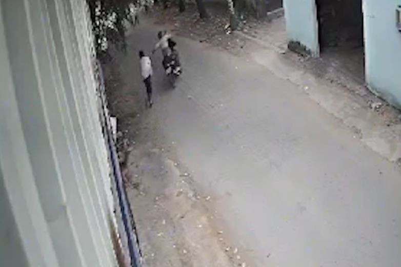 Ông T giằng lại điện thoại và bị kéo trên đường (Ảnh cắt từ clip).