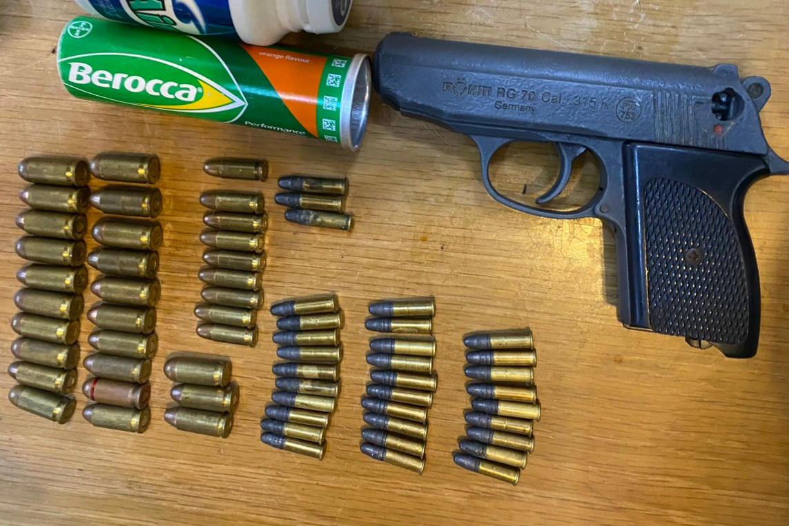 Khẩu súng và 23 viên đạn được công an thu giữ.