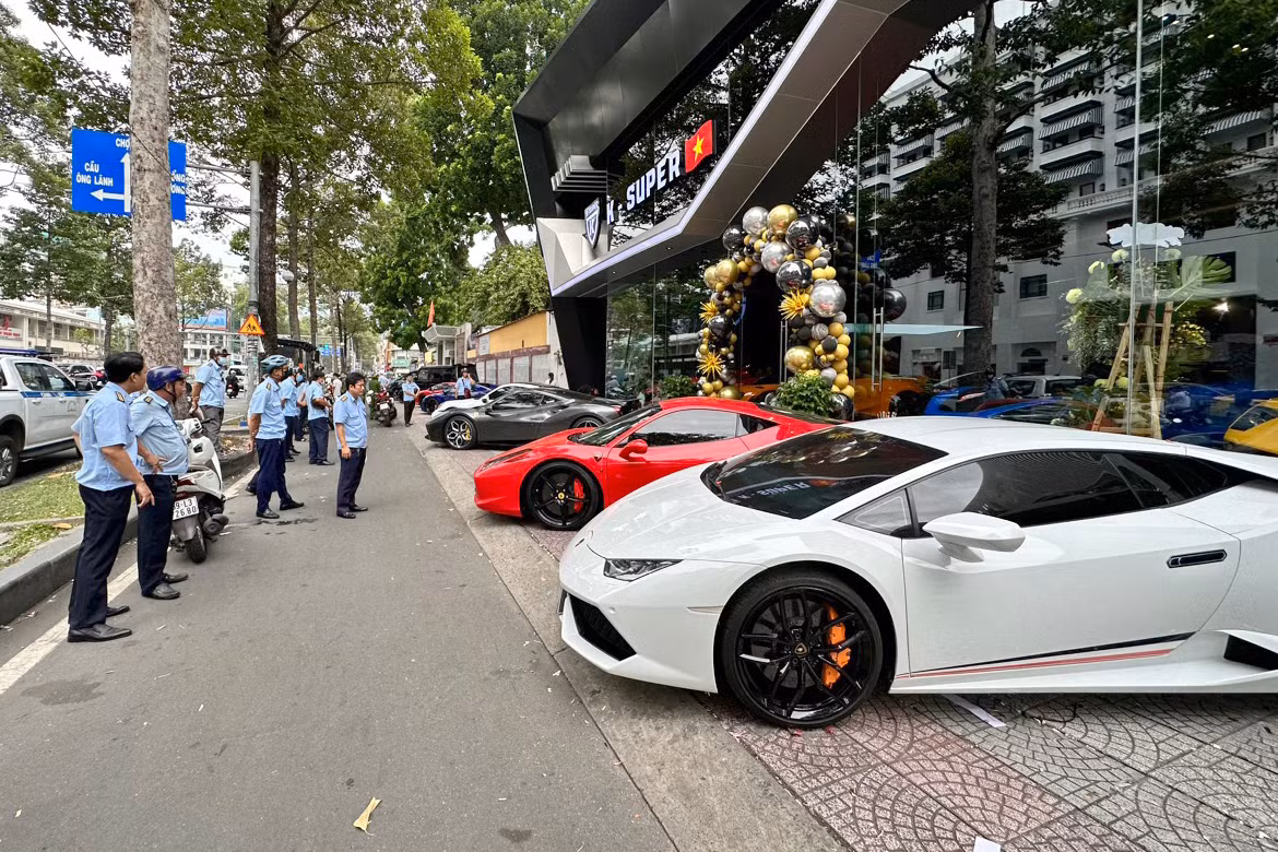 Tháng 6, lực lượng chức năng lập biên bản xử phạt chủ showroom K-Super vì đậu xe lấn chiếm vỉa hè. Tháng 6, lực lượng chức năng lập biên bản xử phạt chủ showroom K-Super vì đậu xe lấn chiếm vỉa hè.