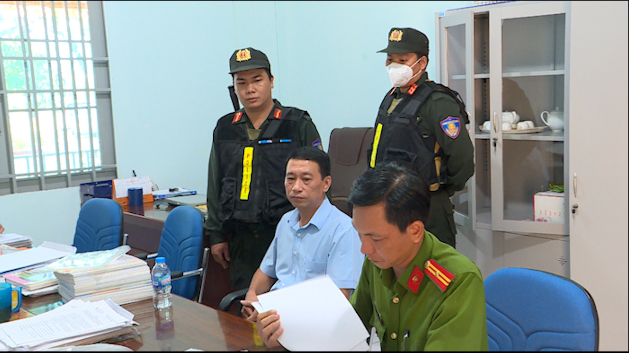 Công an kiểm tra nơi làm việc của ông Nguyễn Văn Dương.