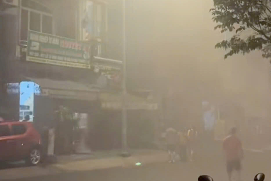 Khói từ đám cháy bao trùm cả khu vực. Ảnh: C.A.