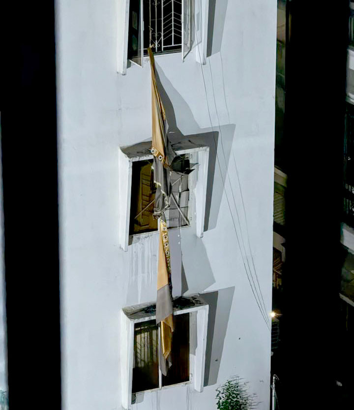 Nhiều người mắc kẹt cột rèm để đu ra ngoài. Ảnh: C.A.