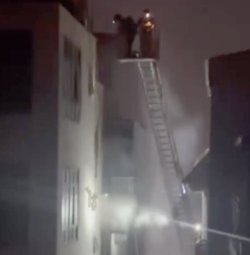 Lực lượng chữa cháy dùng xe thang tiếp cận, đưa người bị mắc kẹt xuống đất. Ảnh: C.A.