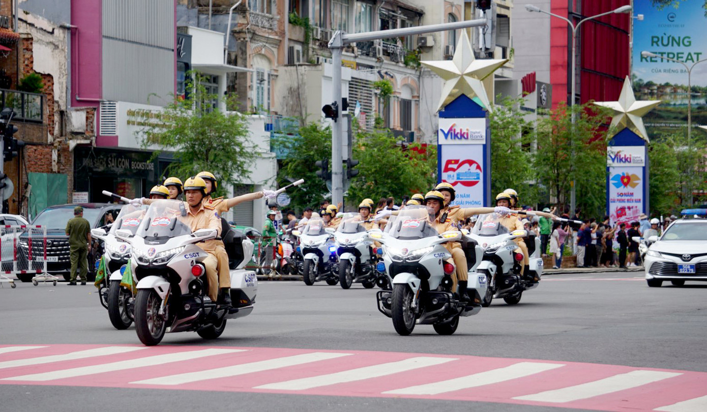 Lực lượng CSGT tập luyện các tình huống nghiệp vụ trên đường Lê Lợi vào chiều 3/6. Ảnh: Công an TPHCM Lực lượng CSGT tập luyện các tình huống nghiệp vụ trên đường Lê Lợi vào chiều 3/6. Ảnh: Công an TPHCM