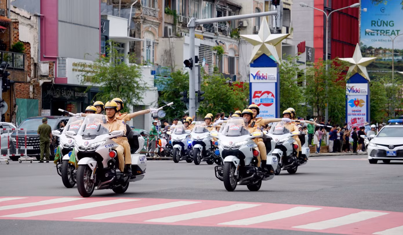 Lực lượng CSGT tập luyện các tình huống nghiệp vụ trên đường Lê Lợi vào chiều 3/6. Ảnh: Công an TPHCM Lực lượng CSGT tập luyện các tình huống nghiệp vụ trên đường Lê Lợi vào chiều 3/6. Ảnh: Công an TPHCM