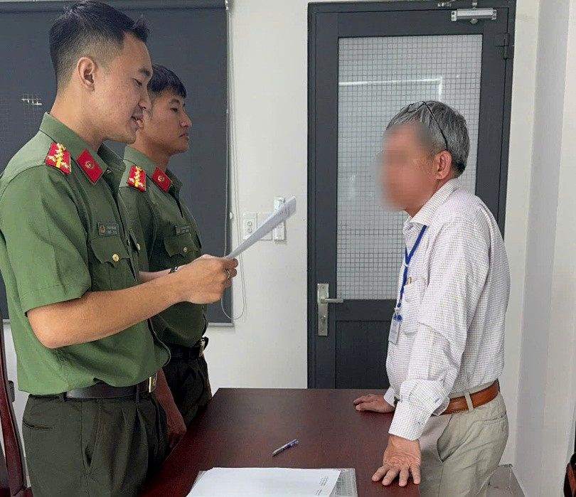 PA03 tống đạt quyết định xử phạt đối với ông Tăng Hà Nam Anh. Ảnh: Công an cung cấp.