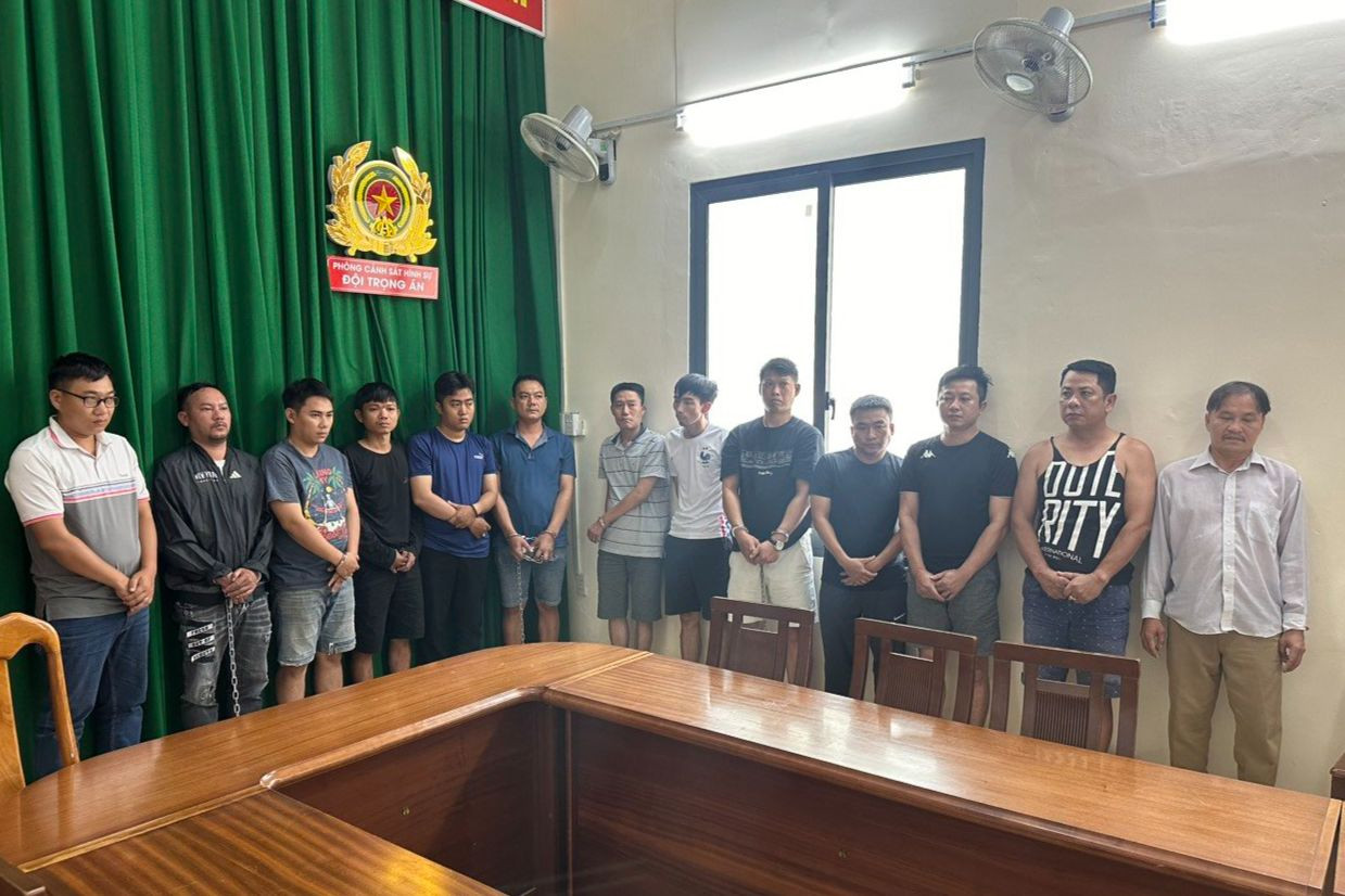 Các đối tượng liên quan tại trụ sở công an. Ảnh: Công an cung cấp.