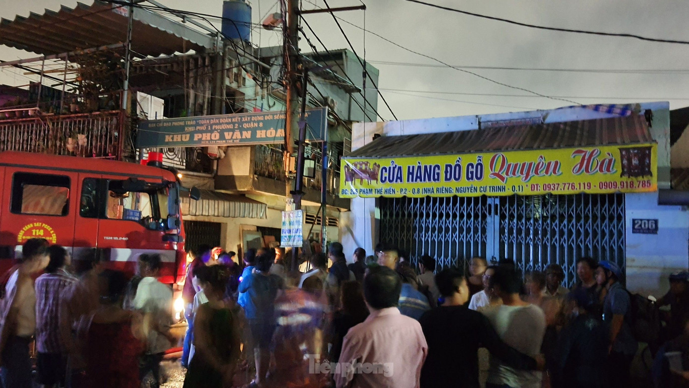 Hàng chục người dân đứng trước con hẻm dẫn vào hiện trường vụ cháy. Ảnh: Hoàng Thuận.