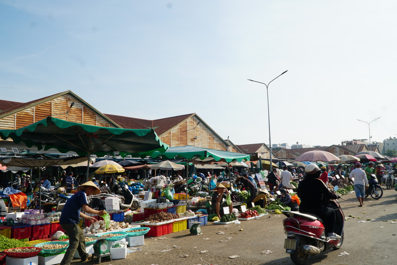 Sáng 22/8, phóng viên ghi nhận không còn cảnh người dân chen nhau nhặt các loại rau phế phẩm như: bắp cải, khoai tây, khoai lang, hành tây… tại đường A, đường B, đường tiếp giáp với bãi xe container, chợ nhà lồng A và B của chợ ĐMNS Thủ Đức.