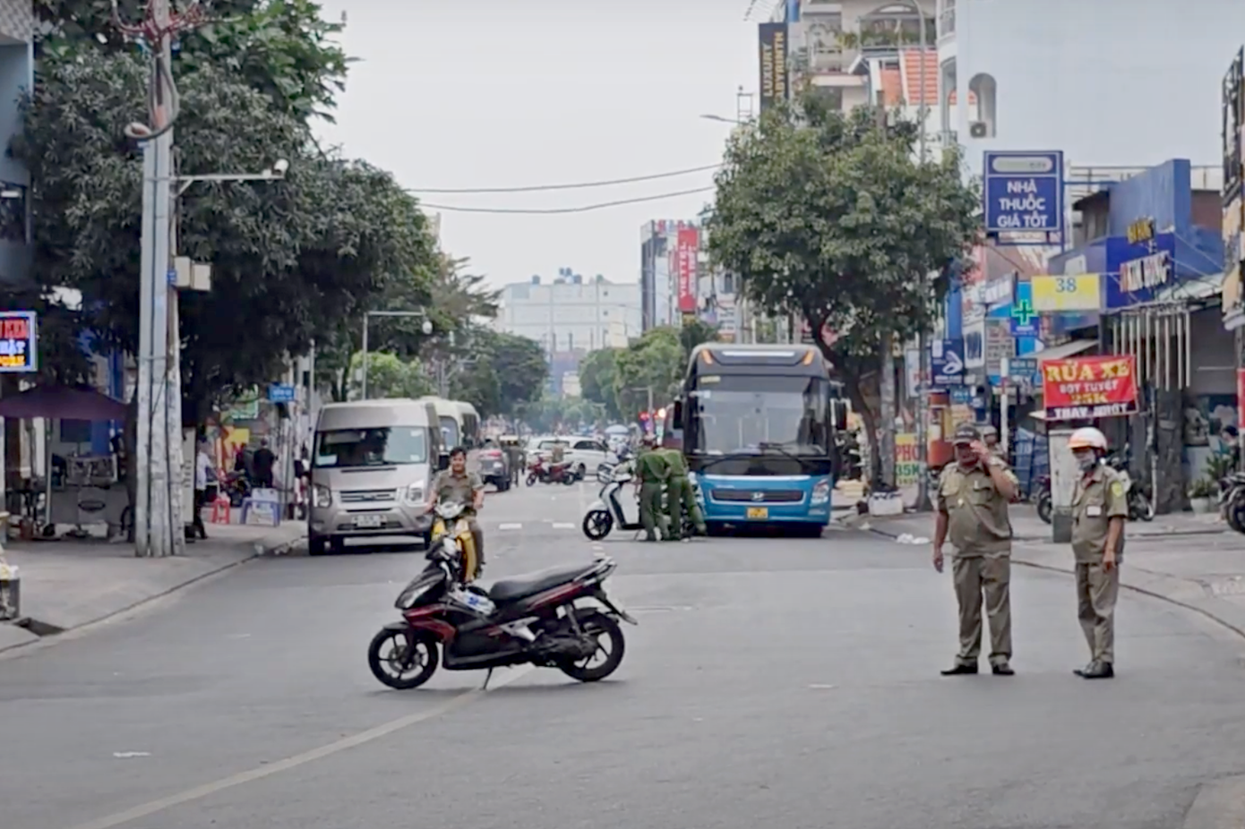 Một phần đường Gò Dầu được phong hỏa hơn 1 ngày để phục vụ việc kiểm tra, khám xét quán bar. Ảnh: H.T.