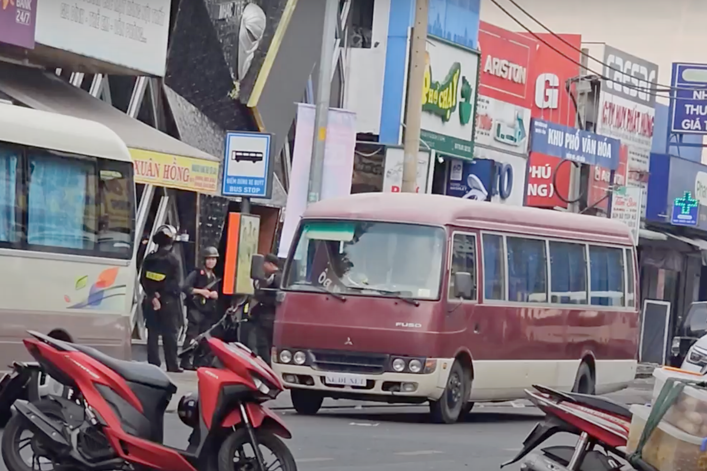 Lực lượng CSCĐ và xe khách được điều đến trước quán bar. Ảnh: H.T.