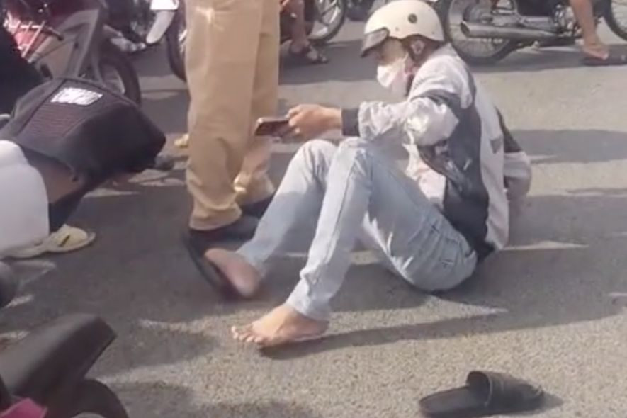 Nam thanh niên liên quan đến sự việc ngồi trên quốc lộ 1. Ảnh cắt từ clip.