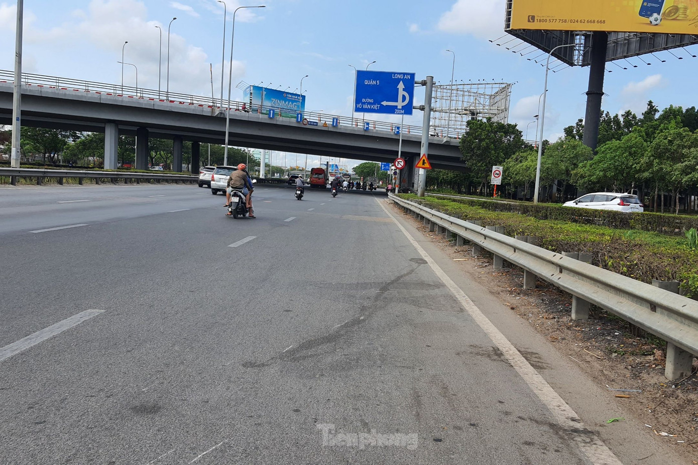 Vết cày trên mặt đường tại vị trí xảy ra vụ việc. Ảnh: Hoàng Thuận.