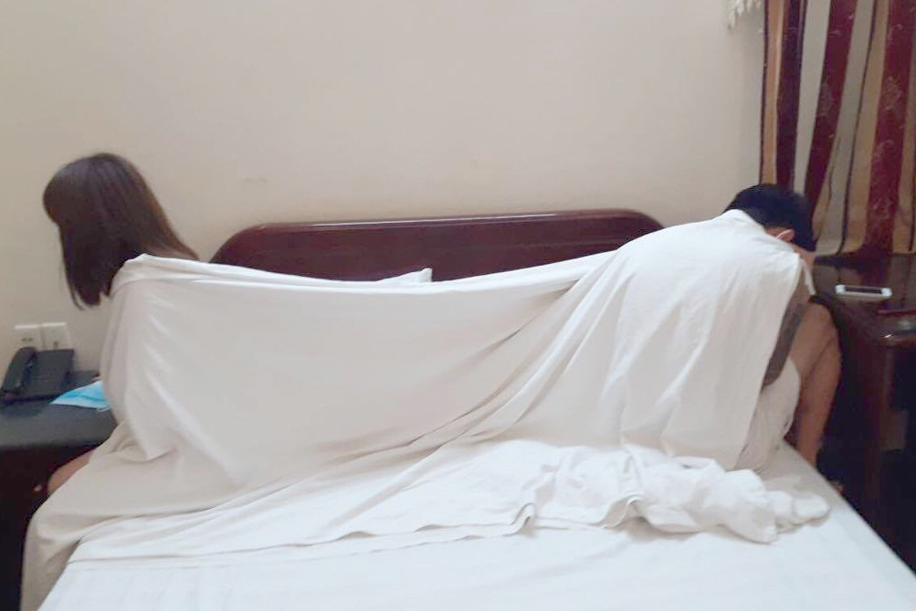 Cô gái trong đường dây của "má mì" Thu Em bị bắt quả tang đang bán dâm cho khách trong khách sạn ở quận 1 (Ảnh: A.X.). Cô gái trong đường dây của "má mì" Thu Em bị bắt quả tang đang bán dâm cho khách trong khách sạn ở quận 1 (Ảnh: A.X.).