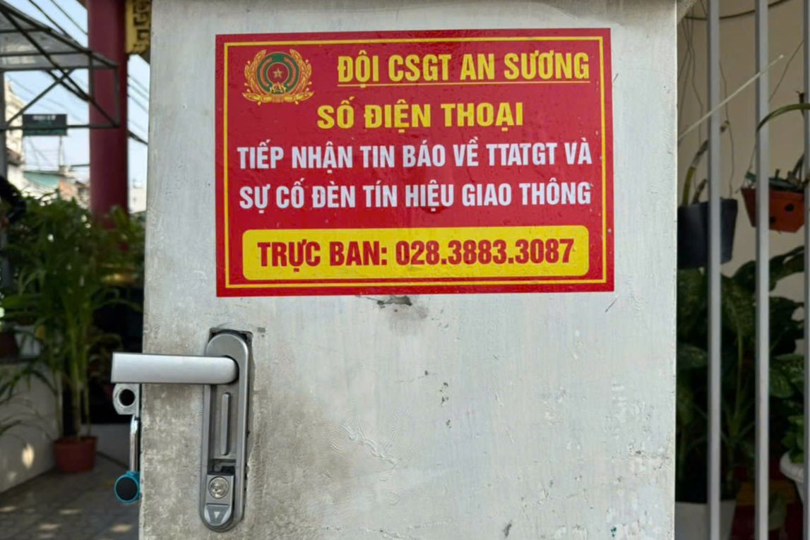 Số điện thoại của Đội CSGT An Sương được niêm yết tại tủ điều khiển để người dân phản ánh khi có sự cố về đèn tín hiệu. Ảnh: PC08. Số điện thoại của Đội CSGT An Sương được niêm yết tại tủ điều khiển để người dân phản ánh khi có sự cố về đèn tín hiệu. Ảnh: PC08.