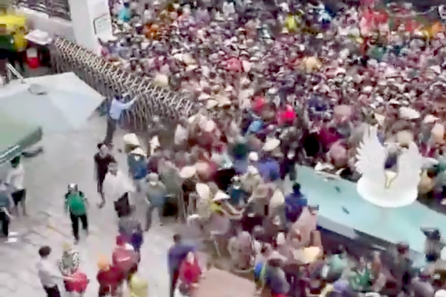 Hàng trăm người dân ùa vào bên trong thẩm mỹ viện để lấy quà từ thiện (Ảnh cắt từ clip).