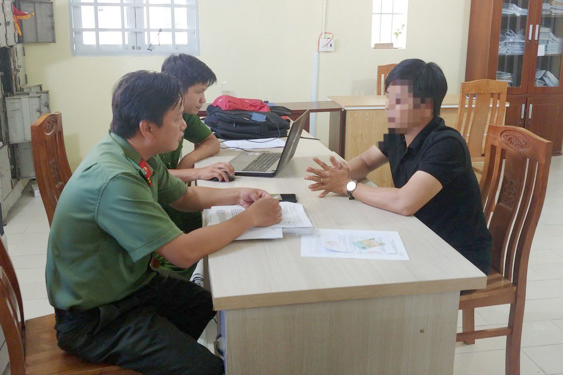 Cơ quan công an làm việc với ông H. Ảnh: A.X.