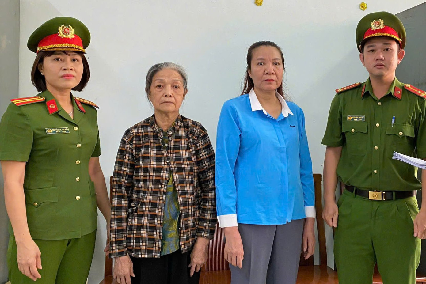 Bà Hương (áo xanh) và bà Nhanh tại cơ quan công an. Ảnh: Công an cung cấp.