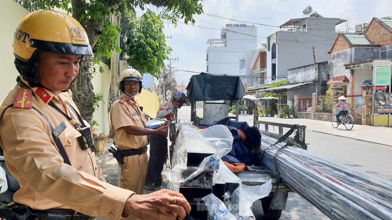 CSGT đo chiều dài thực tế để làm căn cứ xử phạt. Ảnh: Hoàng Thuận.