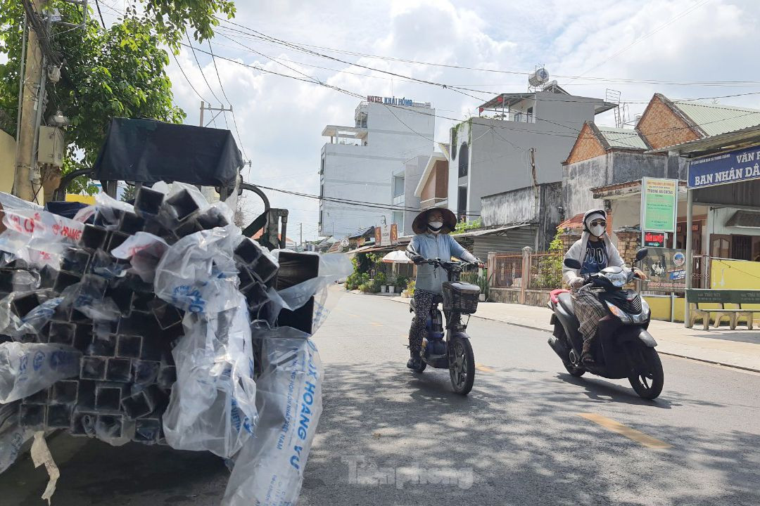 Các thanh sắt chở trên xe có độ cao ngang phần ngực người điều khiển xe đạp điện. Ảnh: Hoàng Thuận.