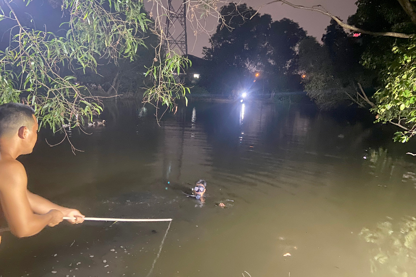 Hơn 20 cán bộ chiến sĩ lặn xuyên đêm tìm thanh niên mất tích dưới hồ nước ảnh 1