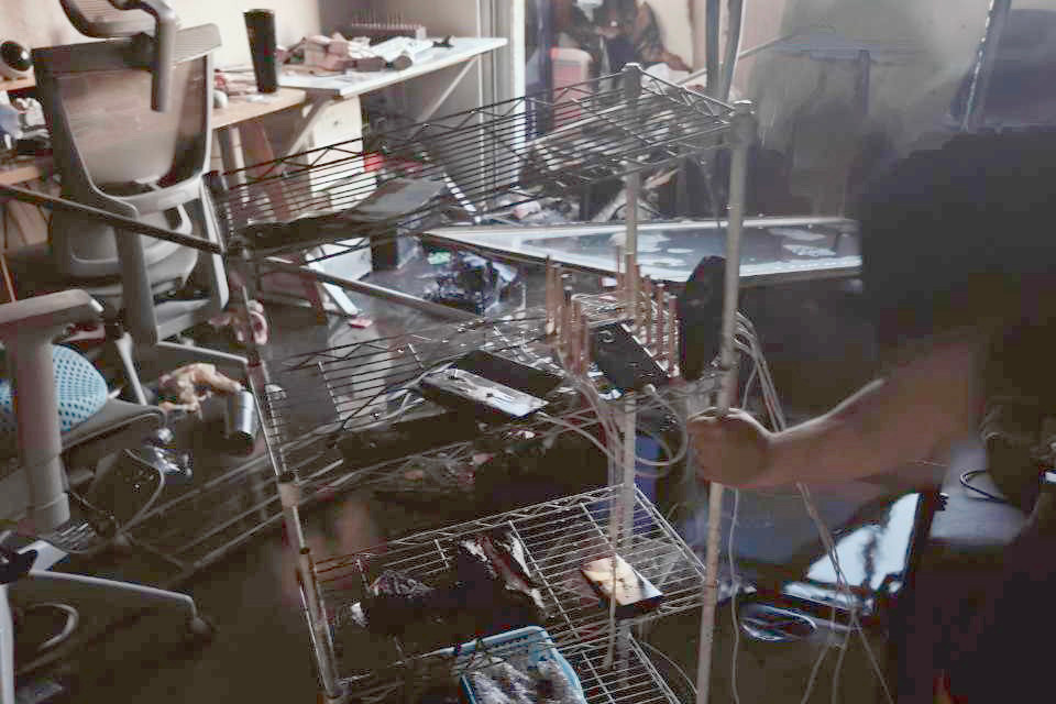 Đồ dùng trong căn hộ chung cư bị hư hỏng sau vụ cháy.