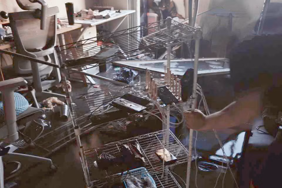 Đồ dùng trong căn hộ chung cư bị hư hỏng sau vụ cháy.