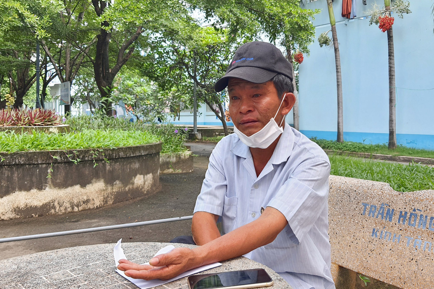 Ông Việt bật khóc khi kể việc con trai mình bị chém, liệt nửa người. Ảnh: Hoàng Thuận