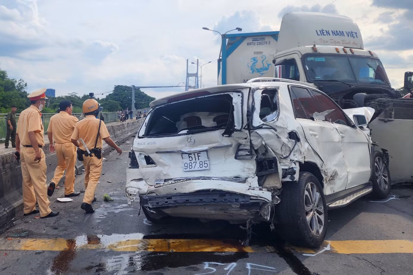 Các phương tiện nằm ngổn ngang trên đường sau tai nạn. Ảnh: H.T.