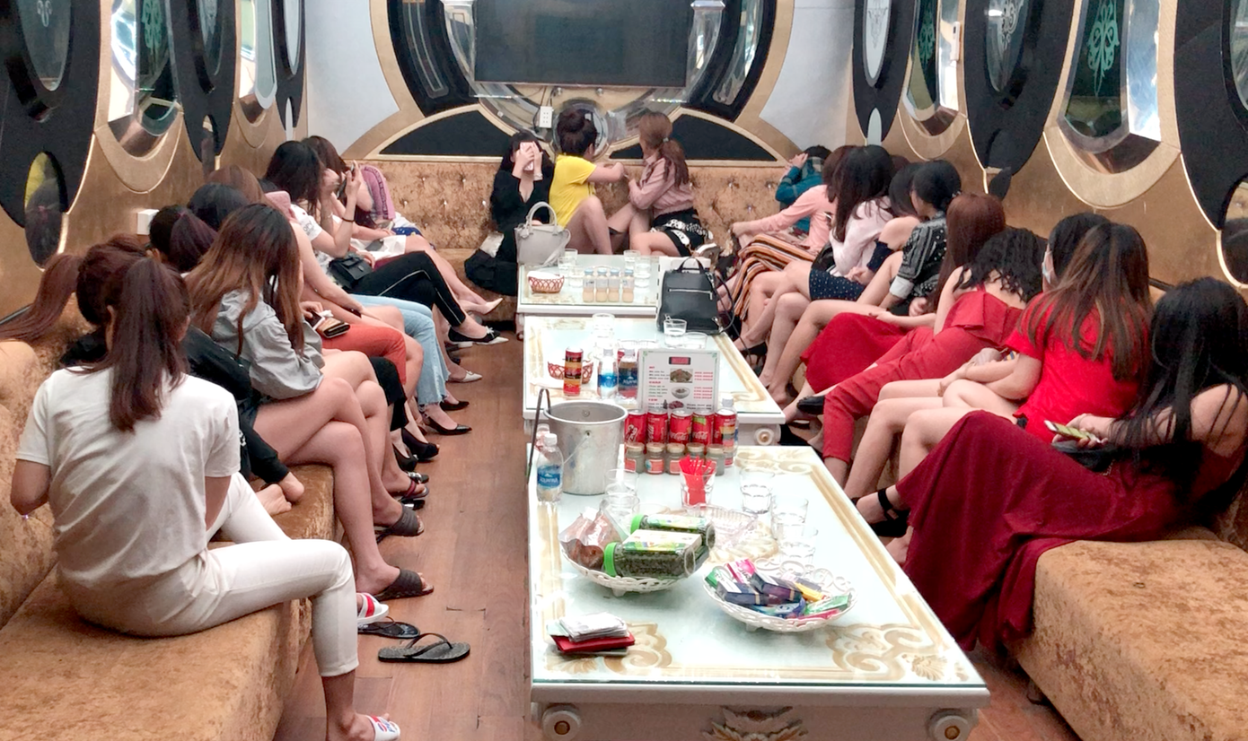 Đặc điểm chung của các nhà hàng là luôn có các cô gái trẻ đẹp sẵn sàng đi "tới bến" với khách.