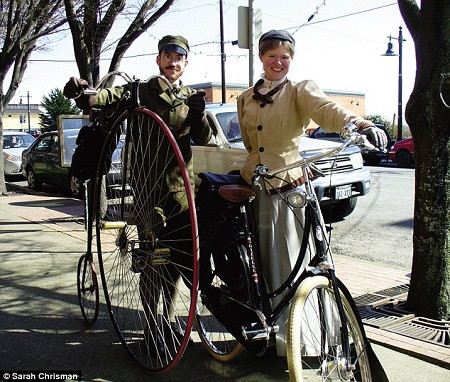 Chồng của cô, anh Gabriel, cũng say mê, thích thú với lối sống hoài cổ. Họ mặc những bộ trang phục cổ và đi lại bằng những chiếc xe đạp cũ như thế này