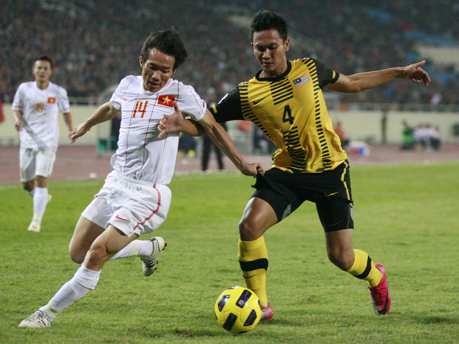 Lối chơi áp sát của Malaysia là rất khó chịu. Ảnh: Hồng Vĩnh