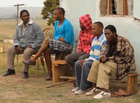 Những người đàn ông này hi vọng chữa được bệnh HIV nhờ trinh nữ 