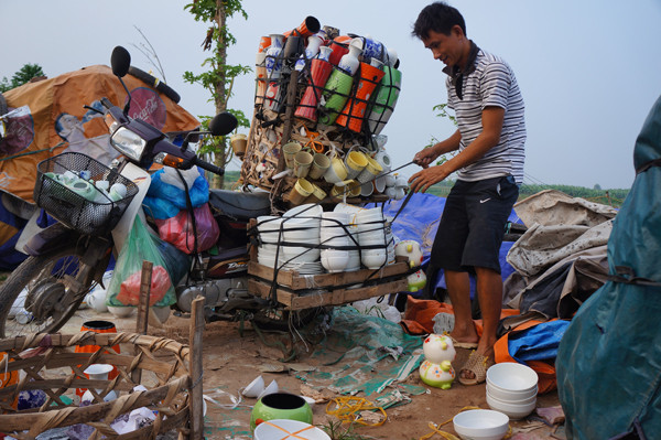 Người dân chuẩn bị hàng hóa để bán vào hôm sau