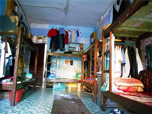  Phòng ốc nhếch nhác của KTX Đống Đa, Huế. Ảnh: VTC