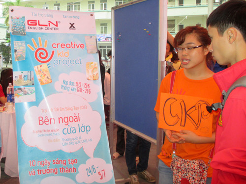 Các bạn trẻ giới thiệu, chia sẻ thông tin về dự án Giảng đường tươi đẹp 