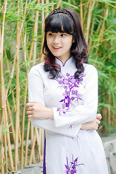 Với ca khúc 'Đêm nằm mơ phố', Hoàng Yến chọn cho mình trang phục là chiếc áo dài rất đẹp, phù hợp với nội dung bài hát