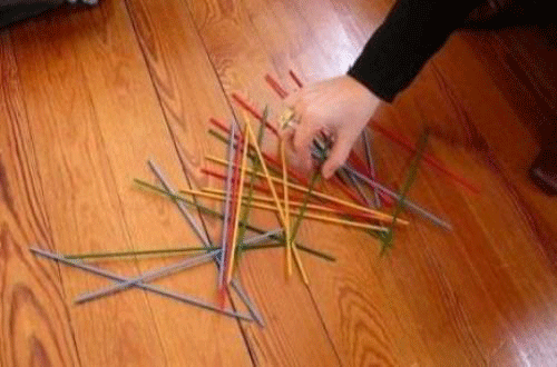 Lấy que tính nhựa chơi trò chấm song.