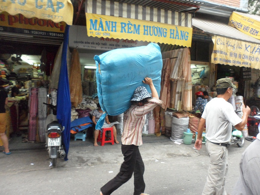 Nhọc nhẵn số phận những nữ cửu vạn bươn mình với nghề
