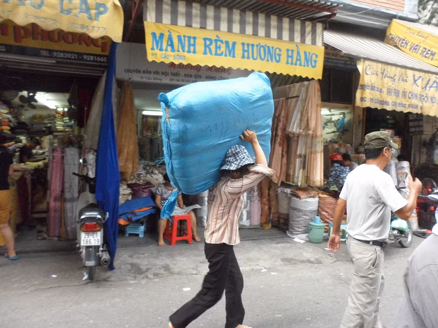 Nhọc nhẵn số phận những nữ cửu vạn bươn mình với nghề