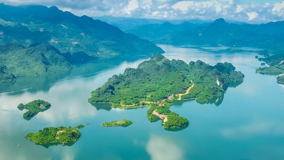 UBND tỉnh Hòa Bình quyết định dừng xem xét việc nghiên cứu, khảo sát, lập thủ tục đầu tư đối với loạt dự án với quy mô “khủng” hàng nghìn ha. Trong đó, có 4 đề xuất dự án của Tập đoàn FLC và 1 dự án của Tập đoàn Tân Hoàng Minh với quy mô hơn 2.200ha.