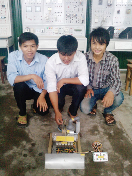 Thầy trò nhóm Nhật và Hồng bên sản phẩm rô bốt thông minh