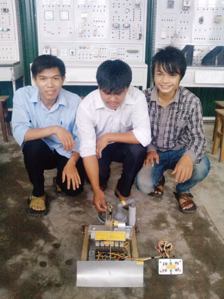 Thầy trò nhóm Nhật và Hồng bên sản phẩm rô bốt thông minh. Thầy trò nhóm Nhật và Hồng bên sản phẩm rô bốt thông minh