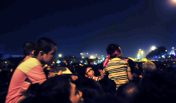 Các cháu nhỏ được cha mẹ công kênh để tìm chút không khí hít thở. Dòng người trở nên dồn ứ vì hầu hết những ai muốn trực tiếp xem pháo hoa đều đã về Mỹ Đình.. Các cháu nhỏ đượng cha mẹ công kênh nên để tìm chút không khí hít thở.