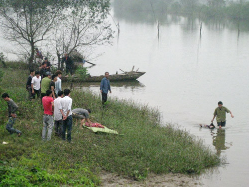 Xác nạn nhân đang được vớt lên bờ