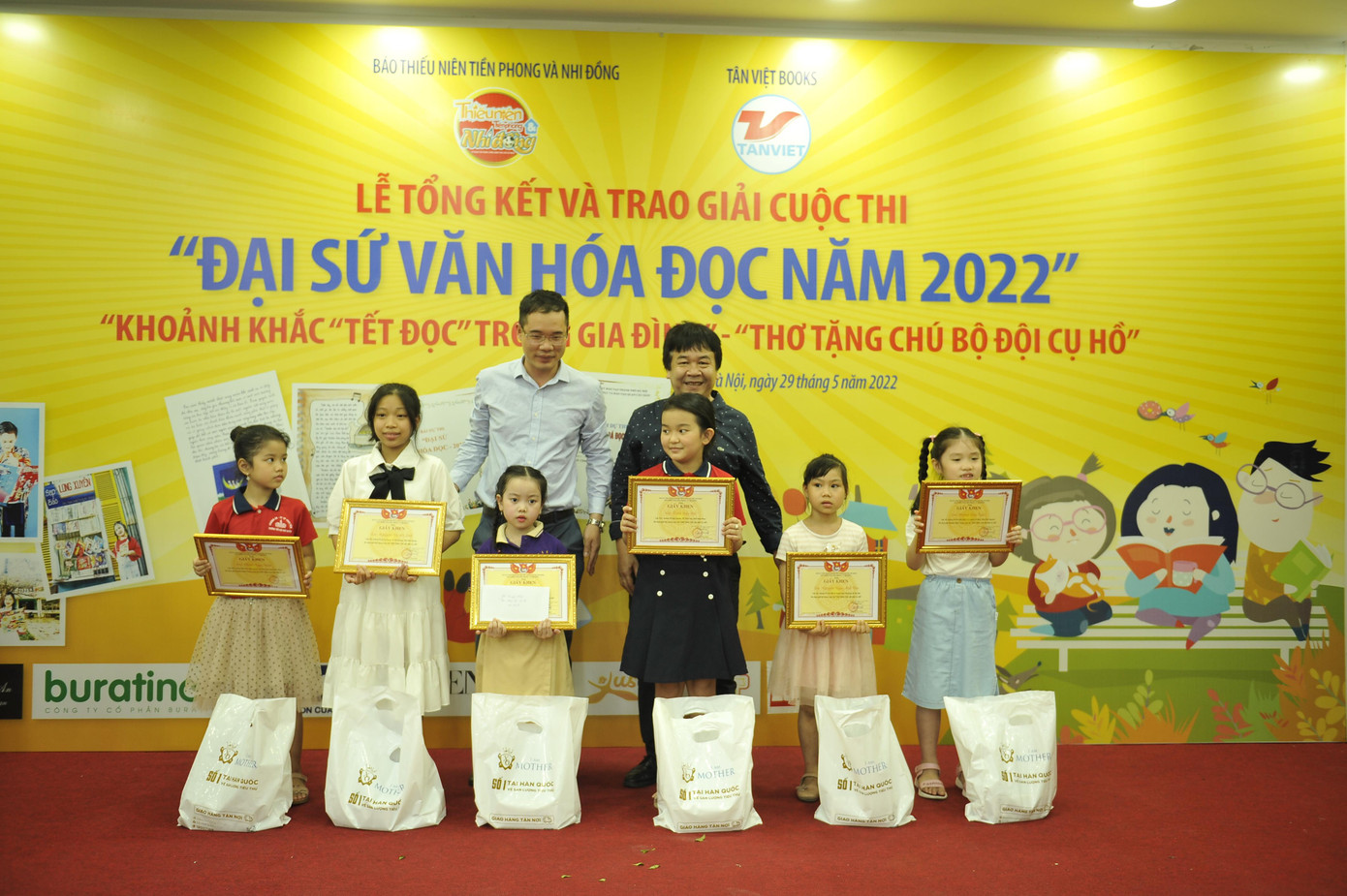 Nhà báo Phan Việt Hùng và anh Quế Phú Hoàng trao giải cho mini game “Thơ tặng chú bộ đội cụ Hồ”.