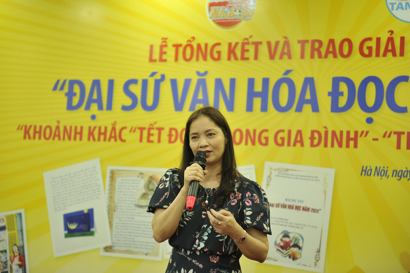 Cô Kim Thoa - CEO Tân Việt Book có đôi lời phát biểu về cuộc thi.