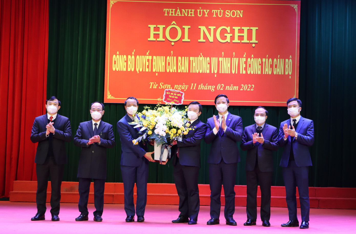 Lãnh đạo tỉnh Bắc Ninh chúc mừng đồng chí chí Đỗ Tuấn Sơn (thứ tư từ bên trái sang)