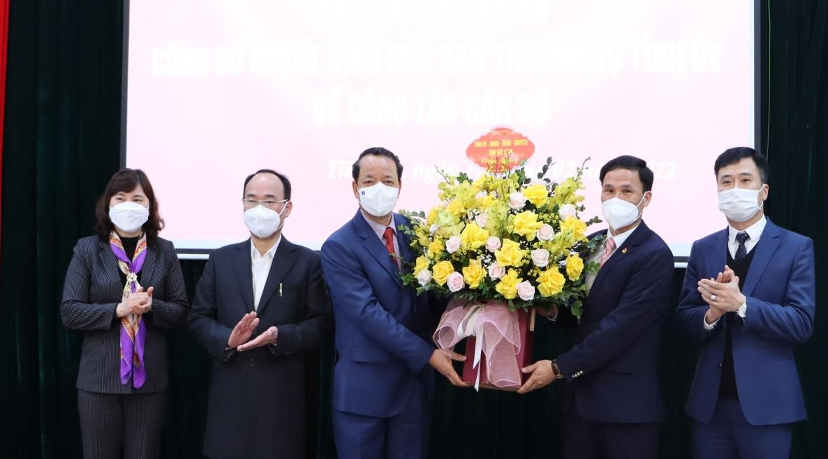 Lãnh đạo tỉnh Bắc Ninh chúc mừng đồng chí Nguyễn Đương Bắc (thứ 2 từ trái sang)